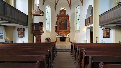 20230312 kirchenschiff altar quer